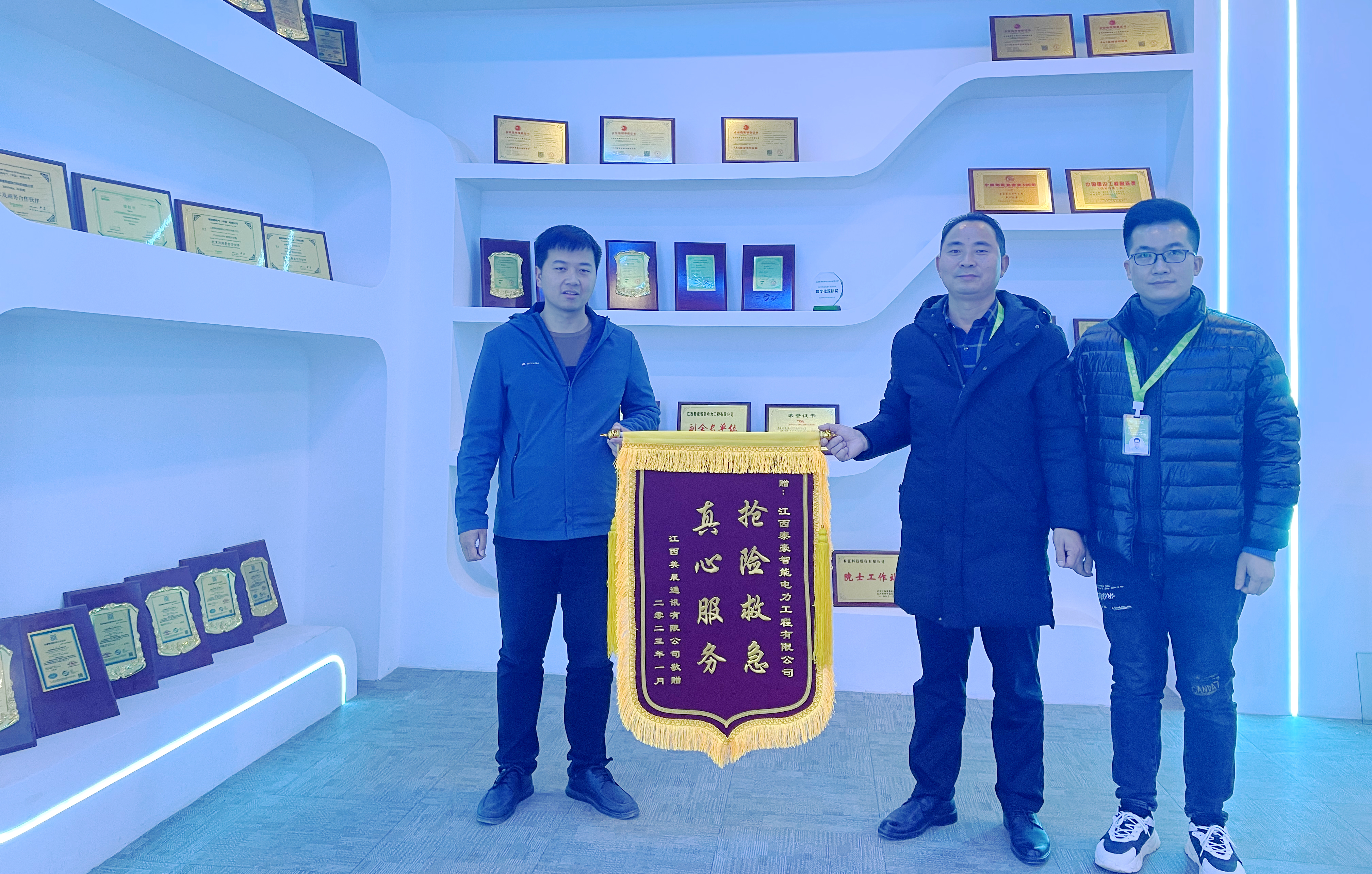 電力搶修獲贊譽(yù)，客戶登門送錦旗——這面錦旗背后的故事，很暖心！
