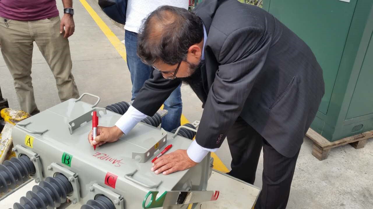 巴基斯坦KE代表蒞臨電氣事業(yè)部完成試驗(yàn)樣機(jī)驗(yàn)收(圖1) 巴基斯坦KE代表蒞臨電氣事業(yè)部完成試驗(yàn)樣機(jī)驗(yàn)收(圖1)
